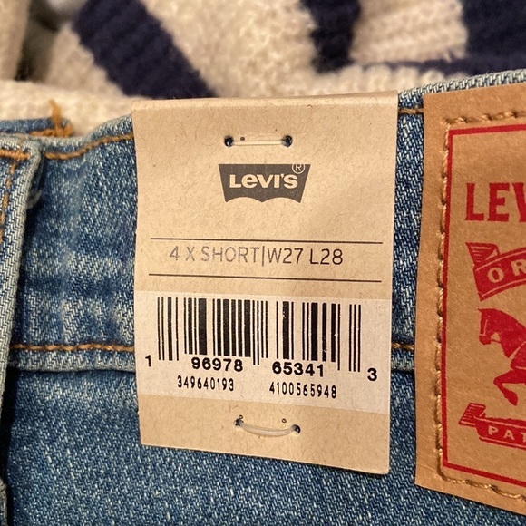 Levi's Women's High-Rise Wedgie Straight
Cropped Jeans - Turned On Me - Picture 6 of 8